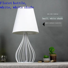 Lade das Bild in den Galerie-Viewer, Tischlampe Schlüsselanhänger Style - Retro Style