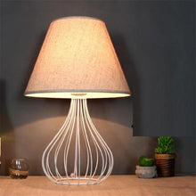 Lade das Bild in den Galerie-Viewer, Tischlampe Schlüsselanhänger Style - Retro Style