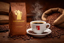 Lade das Bild in den Galerie-Viewer, Kaffeebohnen und frisch gebrühter kaffee
