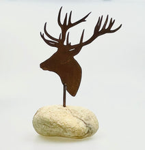 Lade das Bild in den Galerie-Viewer, Hirsch auf Stein
