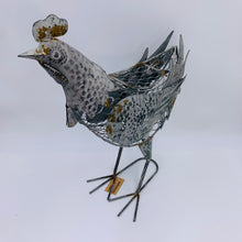 Lade das Bild in den Galerie-Viewer, Huhn aus Blech und Drahtgeflecht zum Befüllen Höhe 42cm
