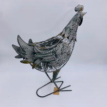 Lade das Bild in den Galerie-Viewer, Huhn aus Blech und Drahtgeflecht zum Befüllen Höhe 42cm
