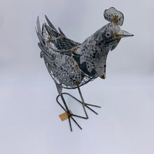 Lade das Bild in den Galerie-Viewer, Huhn aus Blech und Drahtgeflecht zum Befüllen Höhe 42cm
