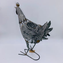 Lade das Bild in den Galerie-Viewer, Huhn aus Blech und Drahtgeflecht zum Befüllen Höhe 42cm
