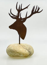 Lade das Bild in den Galerie-Viewer, Hirsch auf Stein
