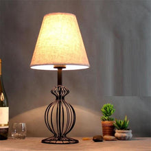 Lade das Bild in den Galerie-Viewer, Tischlampe Schlüsselanhänger Style - Retro Style
